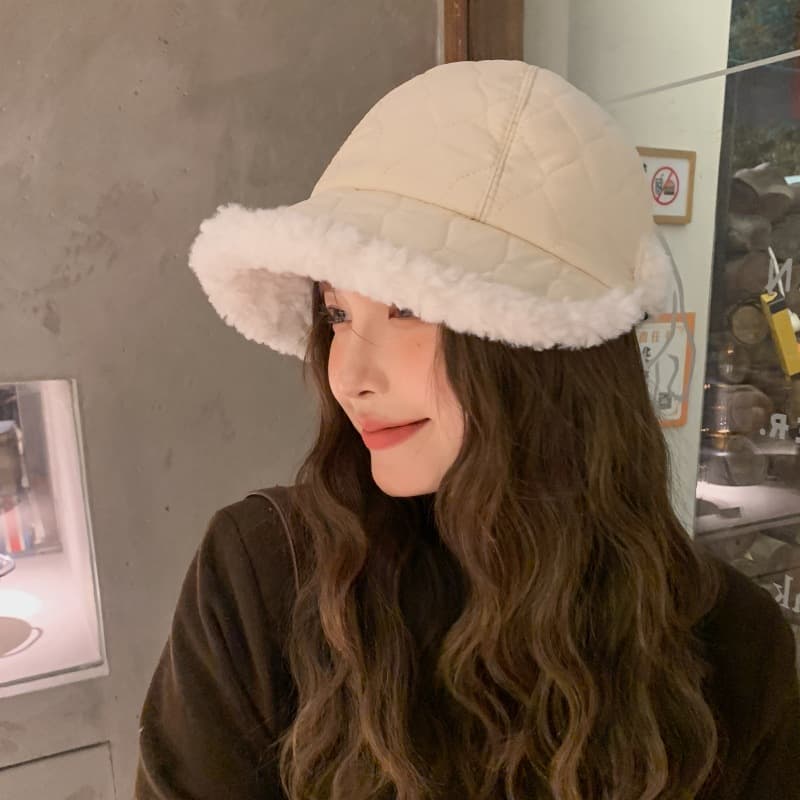 ボア付きキルティングキャスケット帽女性用小顔効果　ニット