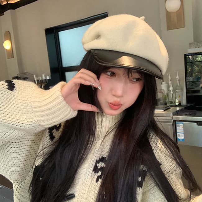 2025新作 レディース レザー調ファー付きキャスケット 小顔効果 防寒帽子