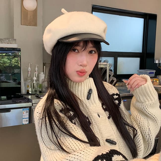 2025新作 レディース レザー調ファー付きキャスケット 小顔効果 防寒帽子