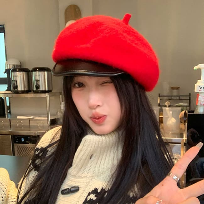 2025新作 レディース レザー調ファー付きキャスケット 小顔効果 防寒帽子