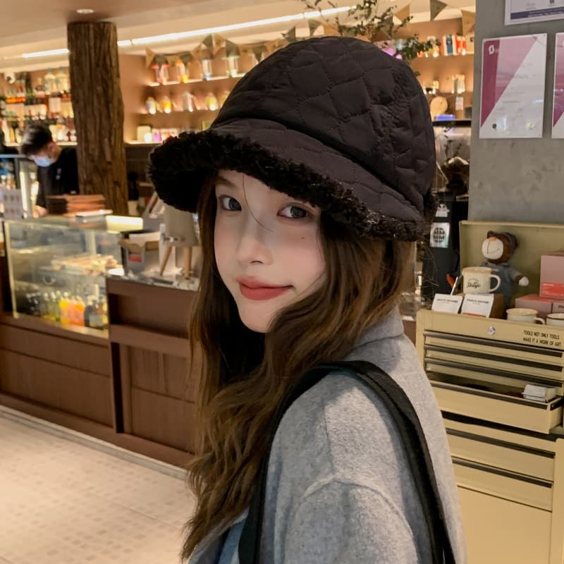 ボア付きキルティングキャスケット帽女性用小顔効果　ニット